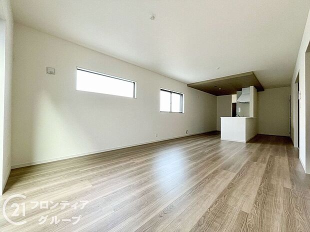 リビングのフローリング材には、木目や色調など木材特有の風合いがあり、ナチュラルな美しさで、日々の生活に温もりを与えてくれます。