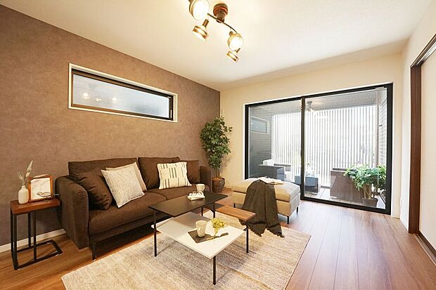 【施工例/リビング】明るく開放的なリビングです。広々とした大きさですよ。一家団らんの空間として快適にお過ごしいただけます。