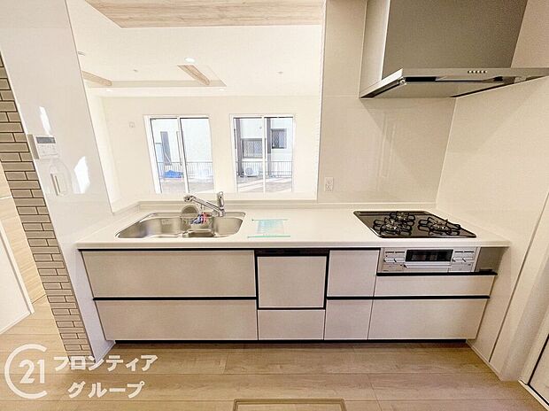 オールインワン浄水器栓を採用しており、場所を取らない浄水器！いつでもおいしいお水でお料理することができますね！また、食器洗い乾燥機付で奥様の家事を軽減できます