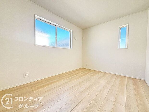 こちらのお部屋はバルコニーに面しており、日当たり、通風ともに良好です!