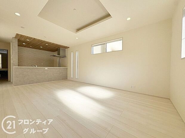 天井の中央部分を周囲より一段高くとった折上天井です。開放感があり、部屋が広く感じます！