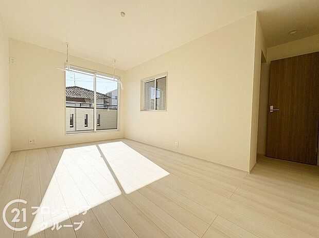 こちらのお部屋はバルコニーに面しており、日当たり、通風ともに良好です！お布団などもサッと干せて便利ですね！