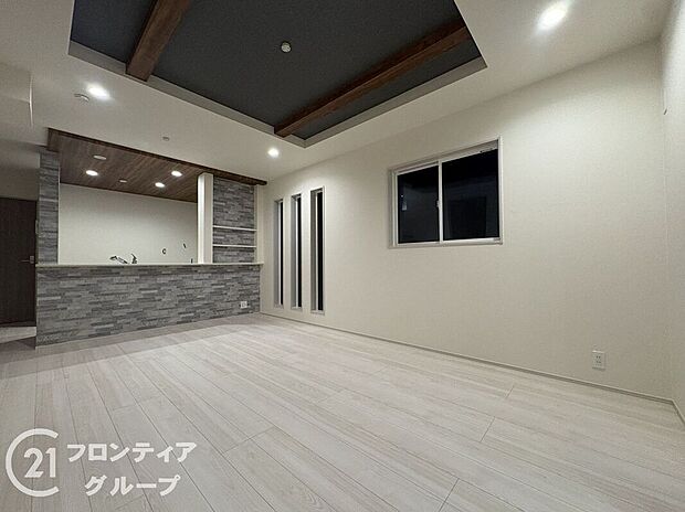 天井の中央部分を周囲より一段高くとった折上天井です。開放感があり、部屋が広く感じます！