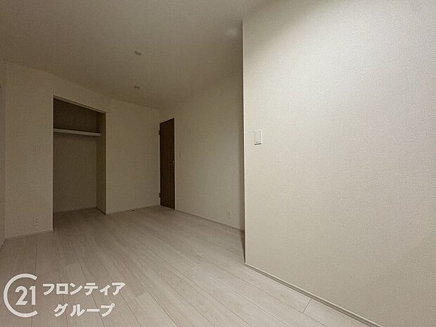こちらのお部屋はバルコニーに面しており、日当たり、通風ともに良好です！お布団などもサッと干せて便利ですね！