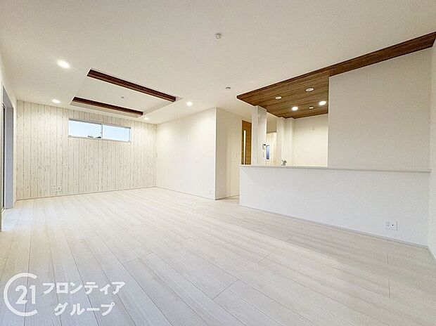 LDKには大きな窓からたくさんの光が入り、明るく、開放的な空間を演出してくれます。お友達が遊びに来た時も自慢のリビングになりますね！