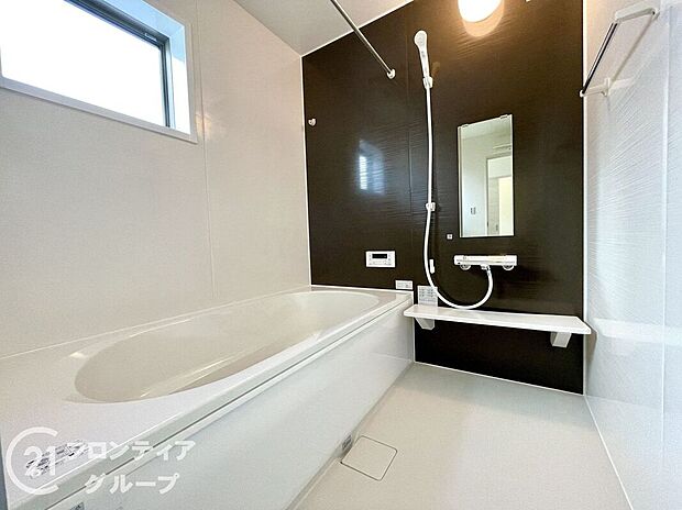 浴槽は環境にやさしい節水タイプを採用。浴槽内ステップで半身浴や親子入浴も楽しめるので、毎日のバスタイムをエコで素敵に演出してくれる小窓付きの浴室です