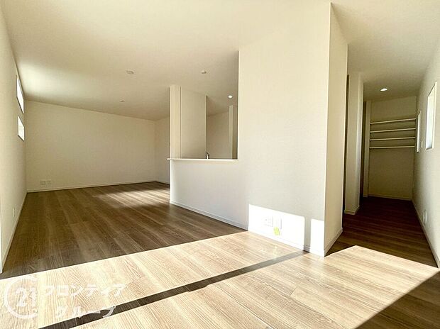 リビングのフローリング材には、木目や色調など木材特有の風合いがあり、ナチュラルな美しさで、日々の生活に温もりを与えてくれます。