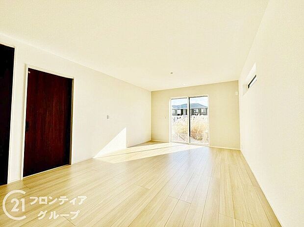 大切なご家族が集まるからこそLDKはこだわりたい!休日はおひさまの光をたっぷりと取りこめるリビングでゆったりと過ごしませんか?子供たちが元気に笑いながら走り回っても十分な広さの空間です。