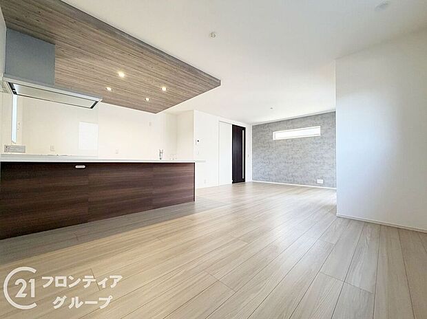 広々としたリビングで、明るい日が差し込みます!