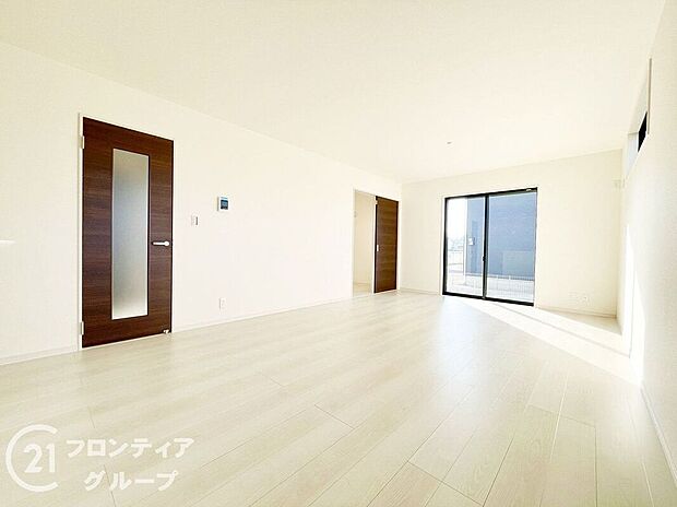 リビングのフローリング材には、木目や色調など木材特有の風合いがあり、ナチュラルな美しさで、日々の生活に温もりを与えてくれます。