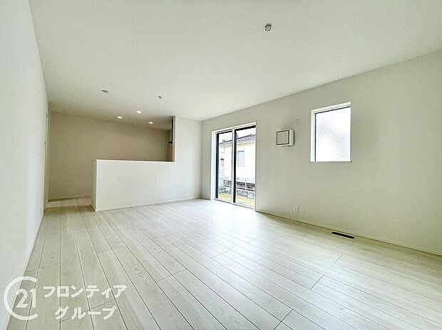 LDKには大きな窓からたくさんの光が入り、明るく、開放的な空間を演出してくれます。お友達が遊びに来た時も自慢のリビングになりますね！