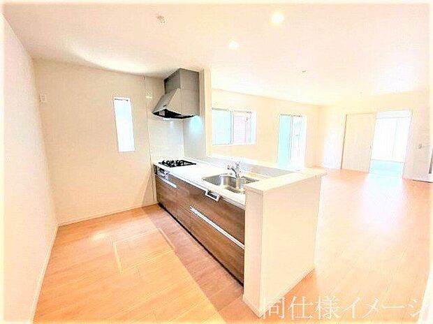 ＼同仕様写真／過熱防止センサー付きガスレンジを採用しており、自動で火が止まるから安心！人造大理石ワークトップやキッチンパネル、浄水器一体化水栓など、奥様に嬉しい設備！