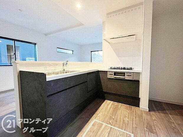 対面キッチンは、リビングと一体感のある設計で、家事をしながら家族とコミュニケーションを楽しめます。使い勝手もよく、快適に過ごせる空間です。