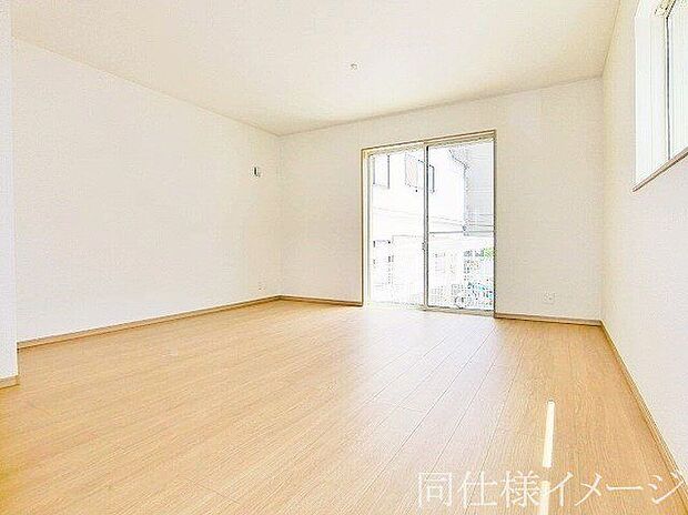 \同仕様写真/シンプルで美しいデザインのリビングは、お好みのインテリアにコーディネイトしやすく、家族がやすらぐ癒しの空間が作れますね。