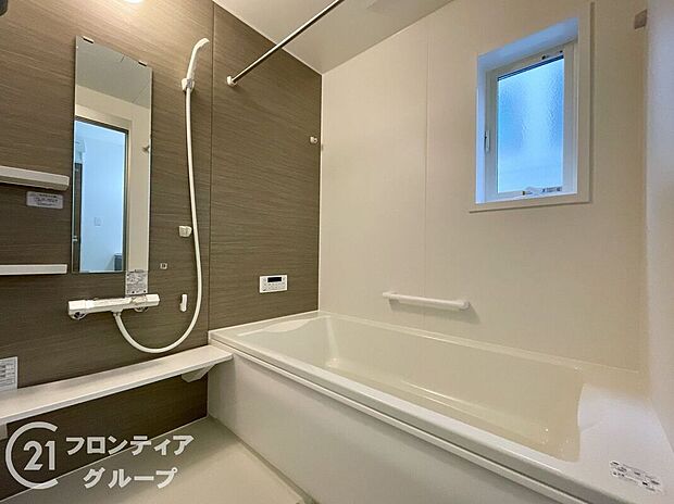 浴室には隠れた節水機能が充実！シャワーにはたくさんの空気を含んだ大粒の水は節水効果大！浴槽内にはステップがあり、出入り時の負担も軽減するスリムな形を採用