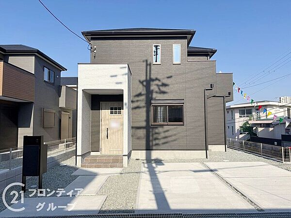 外壁には雨の汚れを浮かして洗い流す、クリーニング機能付きサイディング材を採用しております。自然の力でいつまでも綺麗な外観が保てます！