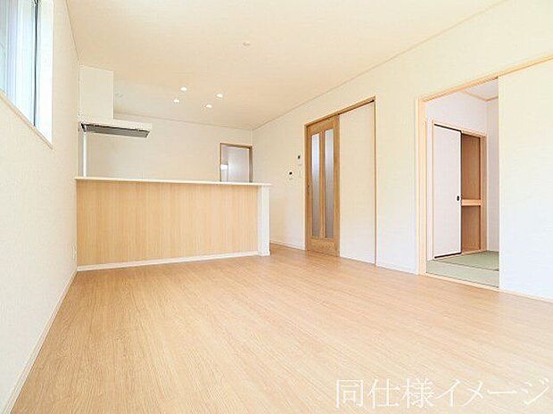 ＼同仕様写真／フローリングにはキズの付きにくい特殊塗装を採用し、内装やドアの仕上げは、堂々とした木目で、木の温もりを感じながらお過ごしいただけますね。
