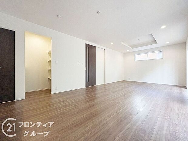 天井の中央部分を周囲より一段高くとった折上天井です。開放感があり、部屋が広く感じます！