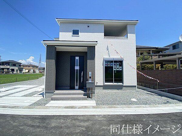 ＼同仕様写真／外壁にサイディング材を使用したおしゃれな外観。色柄バリエーションが豊富なため、住まいの表情を豊かに表現してくれます。また、雨で汚れを落としてくれるので、綺麗な外観が長続きします！