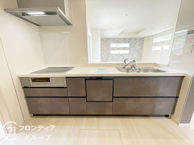 オールインワン浄水器栓を採用しており、場所を取らない浄水器を採用！いつでもおいしいお水でお料理することができます！また、食器洗い乾燥機付で奥様の家事を軽減できます