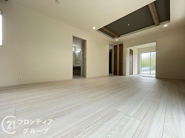 天井の中央部分を周囲より一段高くとった折上天井です。開放感があり、部屋が広く感じます!