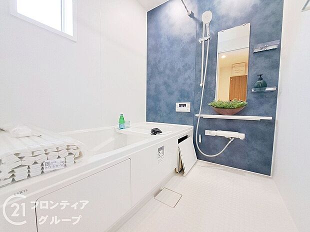 ゆったり入れる1坪サイズのゆとり空間。バリアフリー設計に手すり付きなので、お子様が小さい時も、老後も安心できる浴室です。収納棚も取り外しができ、お手入れ楽々