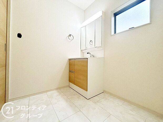 【洗面】曇り止めヒーター付きのミラーキャビネットを採用しております。ミラーの内側がすべて収納スペースになっているので、スタイリング剤や歯ブラシなどの収納に便利ですね。