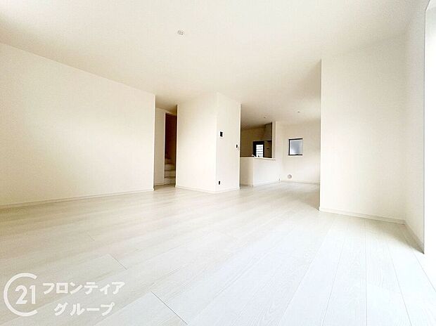 【リビング】リビングのフローリング材には、木目や色調など木材特有の風合いがあり、ナチュラルな美しさで、日々の生活に温もりを与えてくれます。