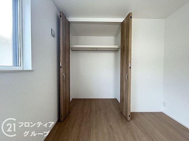 【収納】収納スペースは奥行きや高さもしっかり確保され、整理整頓がしやすい設計。衣類や雑貨、生活用品をきちんとしまえるので、暮らしの質をぐっと高めてくれます。