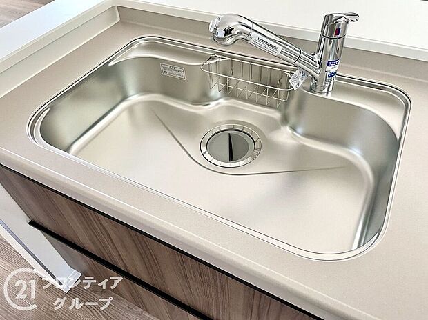 【その他設備】傷や汚れが付きにくい全面エンボス加工。シンク底部の裏面に制振材を装着し、水はねの音や食器が当たる音を大幅に軽減する制振仕様です。