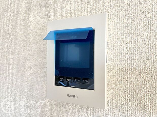 【防犯設備】ハンズフリー機能を備えたカラーモニターインターホンを採用!お料理中などで手が塞がっていても便利に応答可能です!夜間の映像確認機能もついていて、安心ですね!