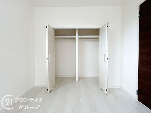 【収納】壁面を活かした収納付きの洋室は、見た目もすっきりとした印象。普段使いの衣類やバッグ類、備品もきちんと整理でき、空間に余裕が生まれます。インテリアの幅も広がる実用的な設計です。