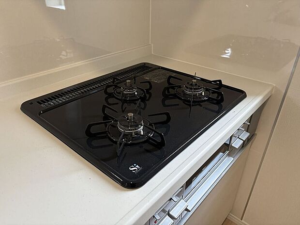 【その他設備】使い勝手のよい三つ口コンロです。ビルトインコンロで吹きこぼれのお掃除もらくらく