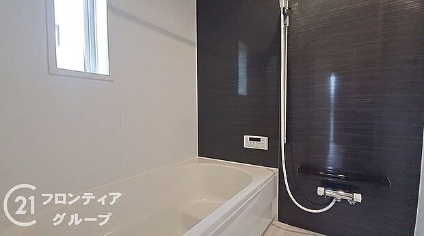 【バス】1坪以上の広々とした浴室には隠れた嬉しい設備がたっぷりついております。お掃除が楽にできたり、節水効果があったりと、バスタイムを快適にお過ごし頂けます!
