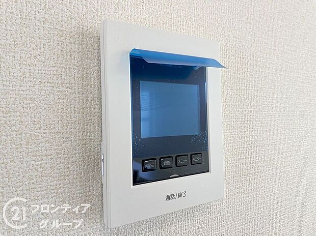 【防犯設備】ハンズフリー機能を備えたカラーモニターインターホンを採用！お料理中などで手が塞がっていても便利に応答可能です！夜間の映像確認機能もついていて、安心ですね！