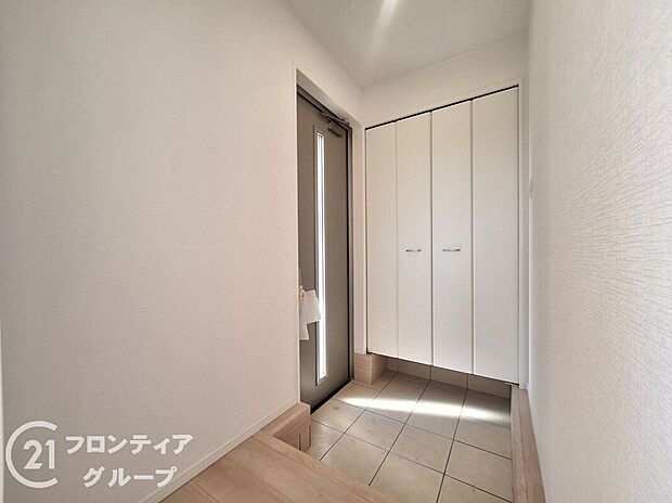 【玄関】外観に調和したデザインの玄関は、温かみのある雰囲気を醸し出します。美しいドアとシンプルなラインが、家の印象を引き立て、来客を迎えるにふさわしい洗練された空間で、心地よい第一印象を与えます。