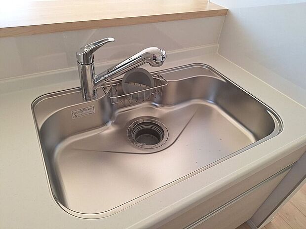 【その他設備】蛇口の先端に浄水器を内蔵。場所をとらない浄水器です。