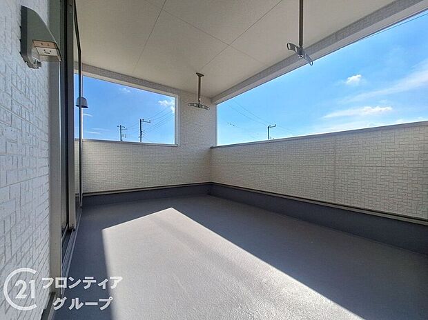 【バルコニー】開放感あふれる広々としたバルコニーは、テーブルやチェアを置いてくつろぎ空間としても活用可能。洗濯物もしっかり干せて、眺望や陽当たりも良好。ゆったりとした時間を過ごせる、ゆとりの魅力的なスペースです。