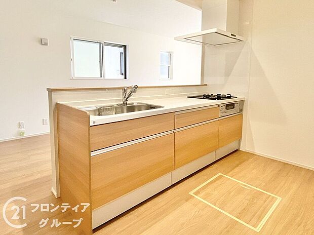 【キッチン】人工大理石カウンタートップ・ガラストップコンロを採用しており、お掃除ラクラク!奥様に嬉しい機能がたくさんついており、毎日のお料理も楽しくなりそうですね!