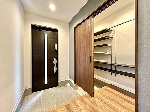 【建物プラン例　（内観写真）】【施工例／シューズクローク】広いシューズクロークで玄関がすっきり。スノーボード、キャンプ用品などの大型荷物もしまえます。また通り抜けができる為、靴が散らかないのも魅力◎
