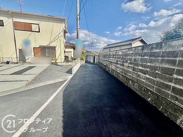 【前面道路含む外観】前面道路は見通しがよく、歩道も整備されていて安心して通行できます。周辺環境も静かで落ち着きがあり、子育て中のご家庭にも嬉しいポイント。車の出入りがしやすく、日常的に使いやすい立地条件が整っています。