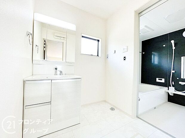 【洗面】曇り止めヒーター付きのミラーキャビネットを採用しております。ミラーの内側がすべて収納スペースになっているので、スタイリング剤や歯ブラシなどの収納に便利ですね。