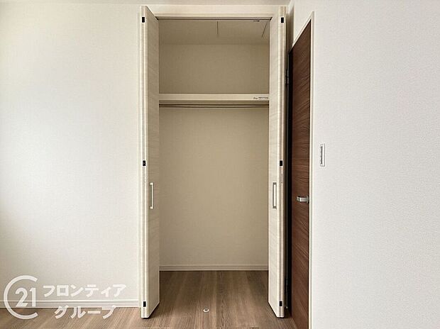 【収納】整理整頓がしやすく、暮らしをサポートする収納スペース。日常使いの小物から大きな荷物までしっかり収まり、空間を有効活用できます。家族の暮らしをよりスマートに演出してくれる心強いスペースです。