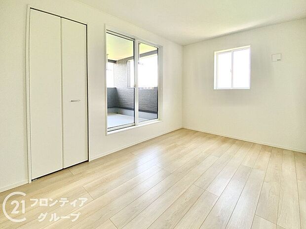 【寝室】心地よい広さと穏やかな雰囲気が特徴の寝室。プライベートな時間を大切にできる設計で、ベッドや収納のレイアウトも自由自在。光と風を取り込み、季節を通して快適な睡眠環境を提供します。