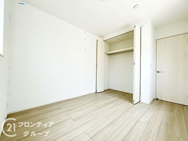 【収納】洋室にはクローゼットを備え、衣類や日用品、小物雑貨までしっかり収納可能。居室スペースを広く使えるため、家具のレイアウトもしやすく、より快適で自分らしい暮らしが実現します。