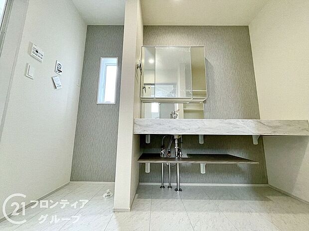 【洗面】家族のライフスタイルに寄り添う広々設計の洗面台は家事効率のよい配置です。毎日使う場所だからこそ、清潔感と実用性にこだわった空間が嬉しいですね。収納スペースも充実しており、さらに使いやすさが向上します。