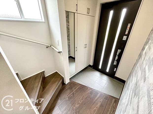 【玄関】外観に調和したデザインの玄関は、温かみのある雰囲気を醸し出します。美しいドアとシンプルなラインが、家の印象を引き立て、来客を迎えるにふさわしい洗練された空間で、心地よい第一印象を与えます。