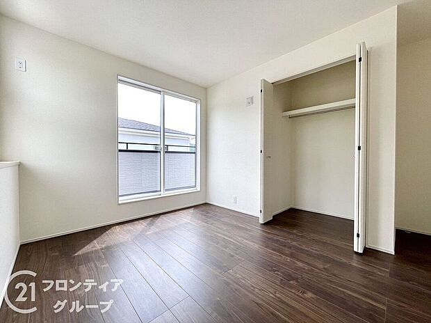 【寝室】こちらのお部屋はバルコニーに面しており、日当たり、通風ともに良好です！お布団などもサッと干せて便利ですね！