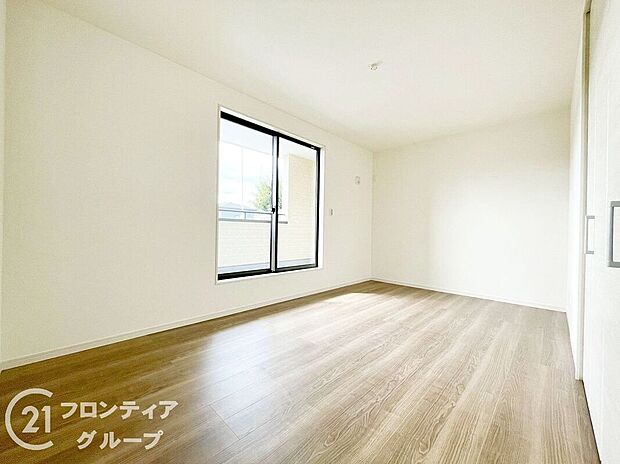 【寝室】室内はシンプルな仕様となっており、それぞれの好みに合わせたインテリアで、趣味に合わせてレイアウトしやすくなっております。