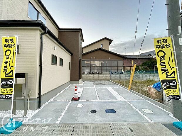 【駐車場】戸建て住宅には、十分な広さを確保した駐車スペースが完備。車を安全に保管できるだけでなく、日常的に便利に使用できる設計です。整然とした環境が整い、家族全員が快適に利用できる駐車場です。